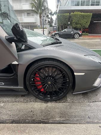 Lamborghini Aventador 3