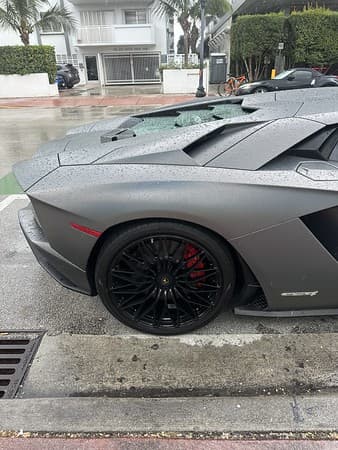 Lamborghini Aventador 4
