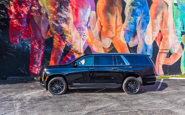 25 Cadillac Escalade 4