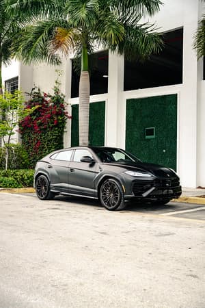 25 Lamborghini Urus SE 4