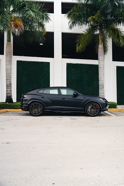 25 Lamborghini Urus SE